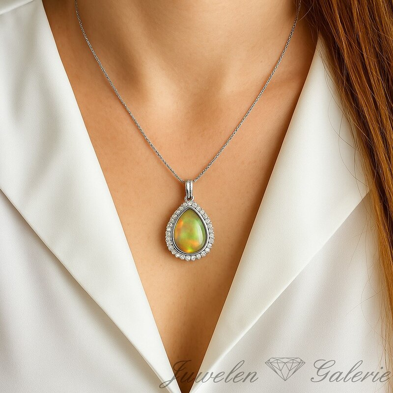 Kette mit Anh&auml;nger aus Wei&szlig;gold mit Opal und Brillanten im Vintage-Stil