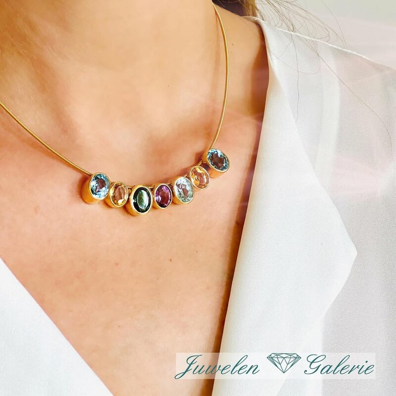 Goldkette mit Anh&auml;ngern aus farbigen Edelsteinen &ndash; elegante Kette mit Anh&auml;nger im modernen Stil