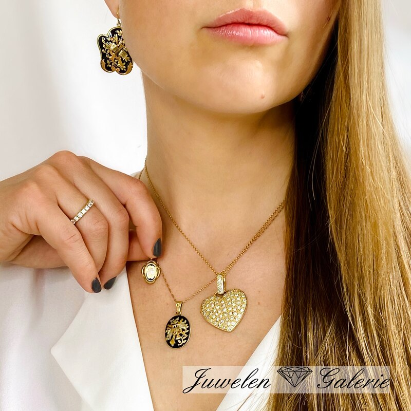 Goldketten mit Anh&auml;nger aus antiken und modernen Designs mit Brillanten und Emaille