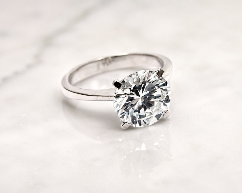 Klassischer Solit&auml;rring mit modern geschliffenem Diamanten